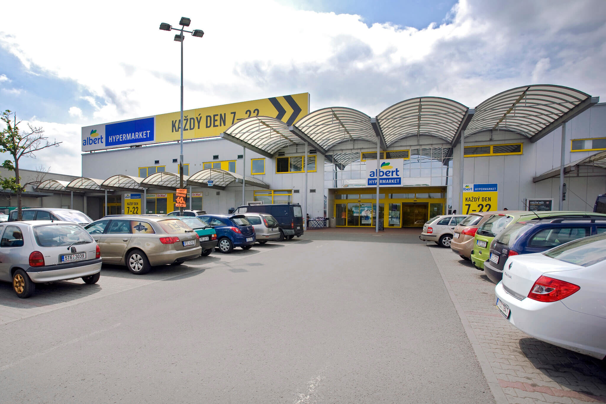 Image for Portfolio of shopping centers and Albert stores and sold